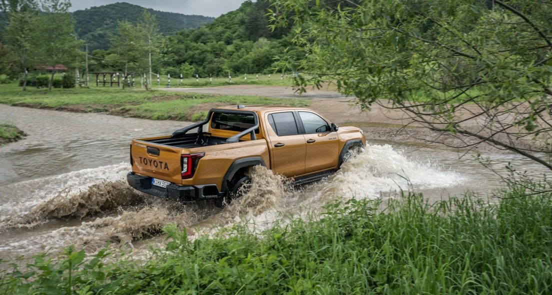 2026_Hilux Hybrid 48V_Invincible_Sulphur Yellow_Dynamic_021.jpg