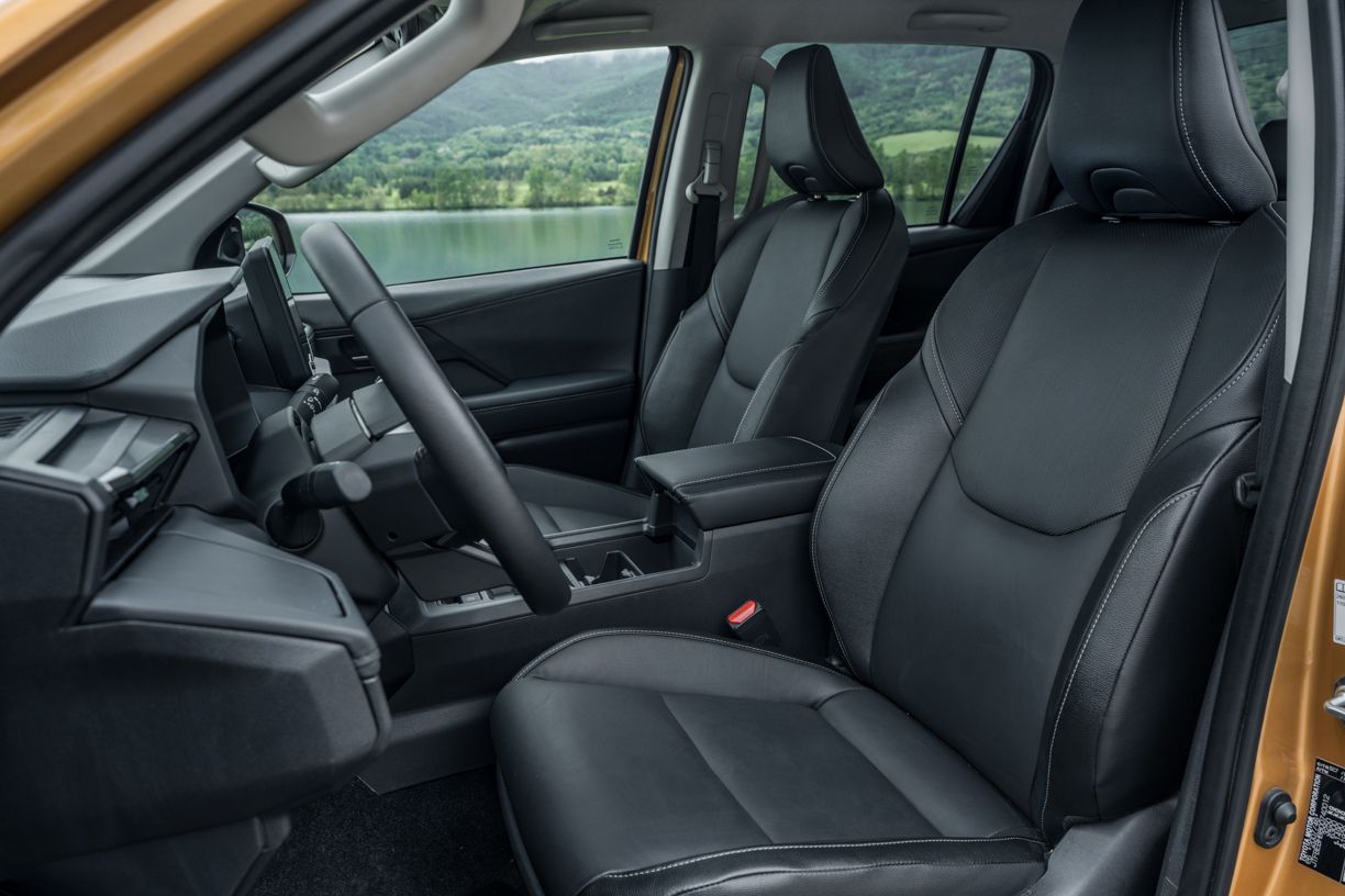 2026_Hilux Hybrid 48V_Invincible_Sulphur Yellow_Detail_010.jpg
