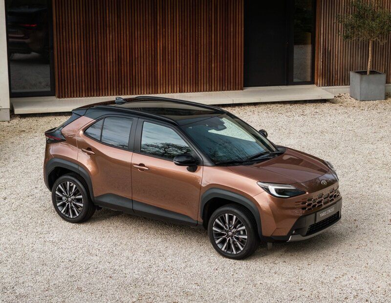 rsz_yaris_cross_high_grade_precious_bronze_static-12.jpg