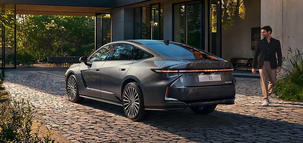 69346d35-5304-417e-af18-c0c1f7f0e0d7-2025-lexus-es-wp-epic-exterior-1920x1080-300728.jpg